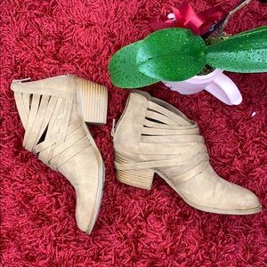 😁 Fergalicious Light Brown Booties